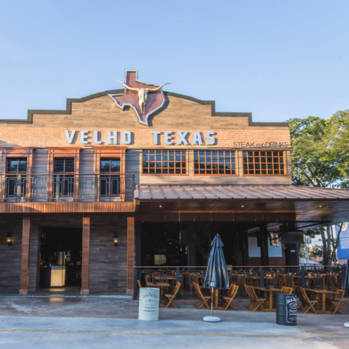 Obra completa do Velho Texas Bar. Bar e restaurante de estilo Country na capital goiana, com o mais alto padrão de acabamento e revestimentos.